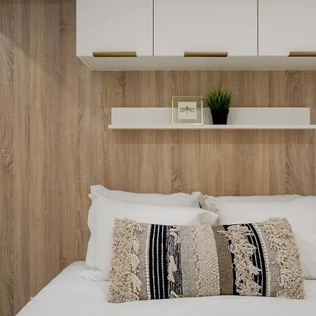 Petite Charm In Old * Lizbona