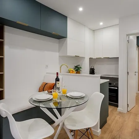 Petite Charm In Old Apartament *