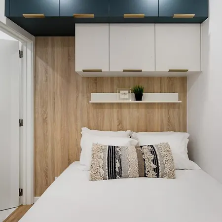 Petite Charm In Old * Lizbona